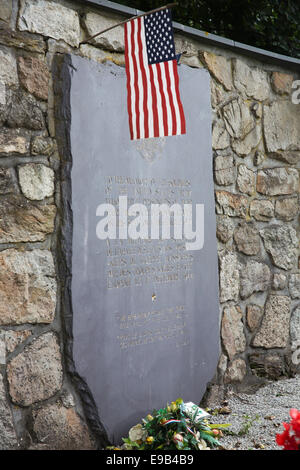 Seitenansicht des Steins in Erinnerung an die 84 getötet amerikanische Kriegsgefangene Stockfoto