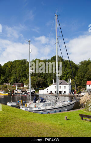 Eine Yacht ankern in der Kanal-Becken auf den Crinan Canal bei Crinan, Knapdale, Argyll & Bute, Scotland UK Stockfoto