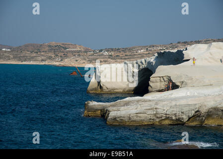 Sandstein-Klippen am Strand von Sarakiniko bei Milos in Griechenland Stockfoto