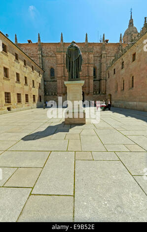 Blick auf die Statue des Augustiner Mönch Fray Luis Ponce de León vor der Universität von Salamanca, Castilla y León, Spanien. Stockfoto