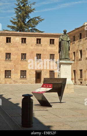 Statue des Augustiner Mönch Fray Luis Ponce de León vor der Universität Salamanca, Salamanca, Castilla y León, Spanien. Stockfoto