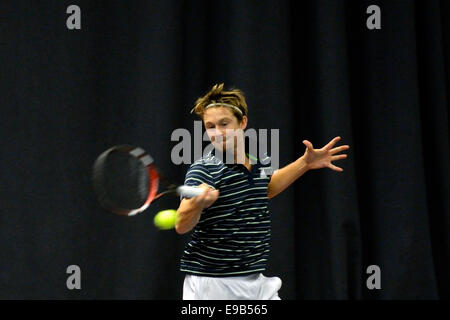 Manchester Tennis Centre Manchester, UK 23. Oktober 2014 Joshua Milton (Großbritannien) in Aktion während seiner Viertelfinal-Niederlage gegen Nummer 3 Samen Jules Marie (Frankreich), Halbfinale ist, die Großbritanniens Tom Farquharson in morgen gerecht wird. Farqharson schlagen Robin Lang (Deutschland) 6: 4, 6: 0. Aegon GB pro-Tennis Manchester, UK Credit: John Fryer/Alamy Live-Nachrichten Stockfoto