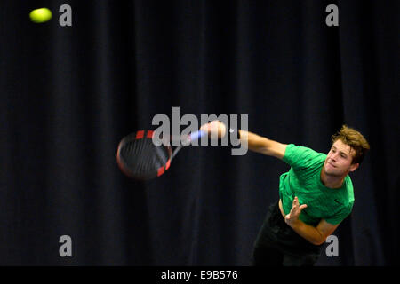 Manchester Tennis Centre Manchester, UK 23. Oktober 2014 werden Luke Bambridge (Großbritannien) in Aktion während seiner Viertelfinal-Niederlage gegen Wesley Koolhof (Niederlande) Koolhof Adrien Bossel (Schweiz) im morgigen Halbfinale treffen.  Bossel schlagen Nummer 2 Samen Laurynas Grigelis (Litauen) 6-4, 5-7, 7-6. Aegon GB pro-Tennis Manchester, UK Credit: John Fryer/Alamy Live-Nachrichten Stockfoto