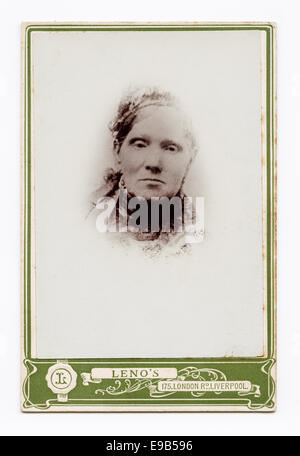 Viktorianische Kabinett Karte Studioportrait Frau aus dem Studio Leno, Liverpool. Genommen um 1880 Stockfoto