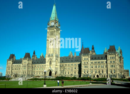 Auf Ottawas Parliament Hill dominiert die sogenannte Mittelbau mit den Peace Tower Skyline der Stadt Stockfoto