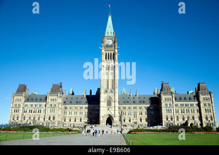 Auf Ottawas Parliament Hill dominiert die sogenannte Mittelbau mit den Peace Tower Skyline der Stadt Stockfoto