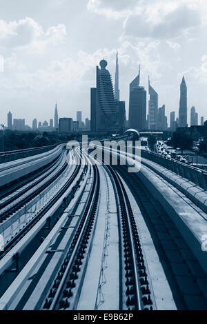 Dubai-Zug. Die Eisenbahn von Dubai Schnellzug und Wolkenkratzern im Hintergrund. Stockfoto