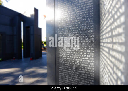 Zagreb Mirogoj-Friedhof - Wall of Pain (Zid Boli) - Dusan Dzamonja Stockfoto
