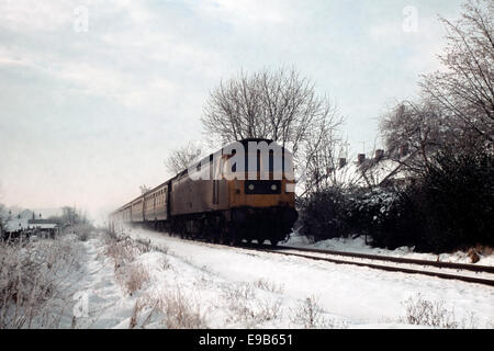 Original Britische Schiene Diesel Lokomotive 47 Klassennummer 47479 in der Nähe von Coventry im Tiefschnee in den 1970er Jahren Stockfoto