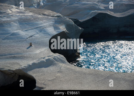 berühmte Sandstein Skulpturen am Strand von Sarakiniko bei Milos in Griechenland Stockfoto