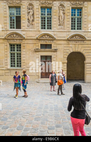 Touristen in den Innenhof des Hotel de Sully, place de Vosges, Marais-Viertel, Paris, Ile de France, Frankreich Stockfoto