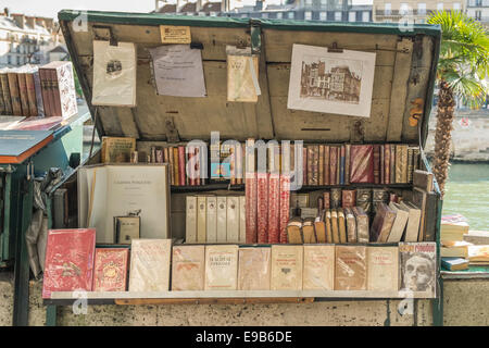 Stand der so genannten Bouquiniste, antiquarischer Buchhändler an den Ufern des Flusses Seine, Paris, Ile de France, Frankreich Stockfoto