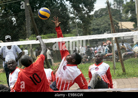 Kampala, Uganda. 23. Oktober 2014. Menschen mit Behinderungen nehmen Sie sich Zeit, spielen Volleyball während der nationalen Behinderten Sport-Gala in Kampala, Uganda Kredit sitzen: Samson Opus/Alamy Live News Stockfoto