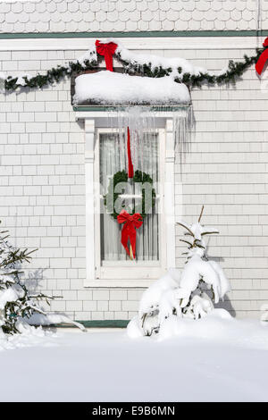 Weihnachtskranz und Girlande Dekoration ein älteres Stil nach Hause. Stockfoto