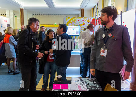 Paris, Frankreich. Medizinische Fachmesse, Konferenz der SFLS, Französische Gesellschaft im Kampf gegen AIDS, N.G.O's und Arzneimittelunternehmen. Act up-Paris AIDS-Aktivisten, medizinisches Konferenzzentrum der N.G.O. Stockfoto