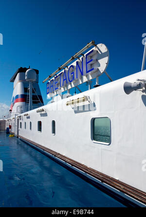 Trichter und Top Deck der MV Bretagne eine Passagierfähre Auto Cross-Channel betrieben von Brittany Ferries Baujahr 1989 Stockfoto