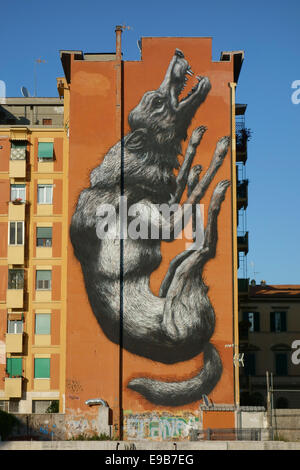 Rom. Italien. "Springen Wolf" belgischen Graffiti-Künstlers Roa an der Seite eines Gebäudes in Testaccio. Stockfoto