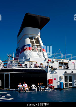 Passagiere auf dem Oberdeck der MV Bretagne eine Passagierfähre Auto Cross-Channel betrieben von Brittany Ferries Baujahr 1989 Stockfoto