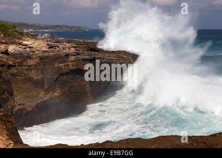 Welle gegen Felsvorsprung "Teufels Tränen", [Nusa Lembongan], Bali, Indonesien Stockfoto