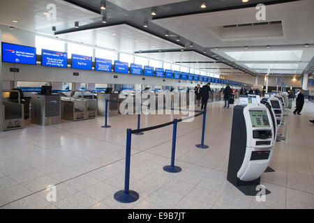 Unbemannte Check-in Schalter am Flughafen Gatwick, London. Automatisierte Self Check-in Automaten. Stockfoto