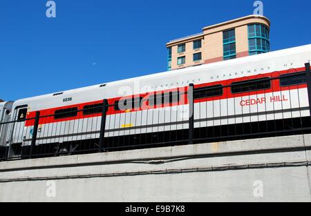 YONKERS, NY: Metro-North Railroad Zug auf der Überführung des Bahnhofs Yonkers Stockfoto