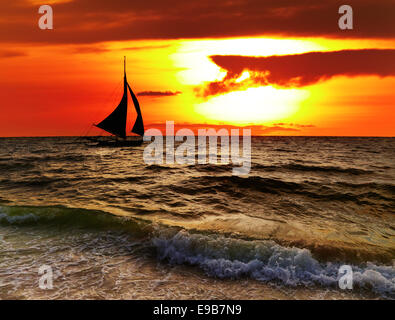 Tropischer Sonnenuntergang mit Segelboot, Boracay, Philippinen Stockfoto
