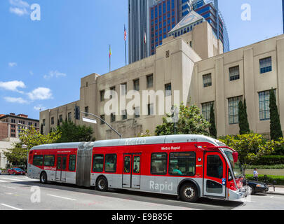 Metro Rapid Bus vor der Zentralbibliothek in der Innenstadt von Los Angeles, Kalifornien, USA Stockfoto