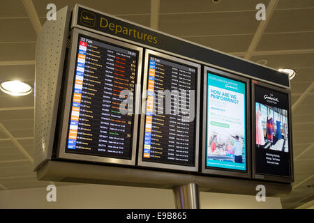 Anzeigentafel am Flughafen Gatwick, London. Stockfoto