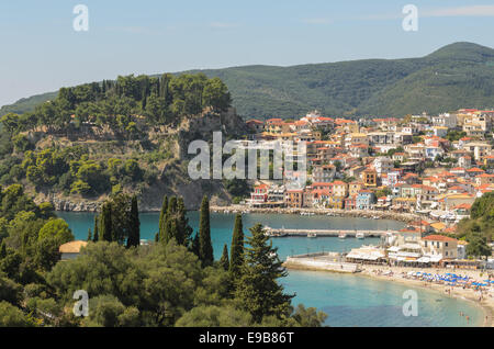 Mit Blick auf die Stadt Parga, Griechenland Stockfoto