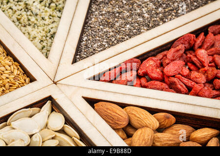 Superfood abstrakt - getrocknete Goji-Beeren, goldenen Flachs, Kürbis Samen, Mandeln, Chia-Samen und Hanf-Samen-Herzen Stockfoto