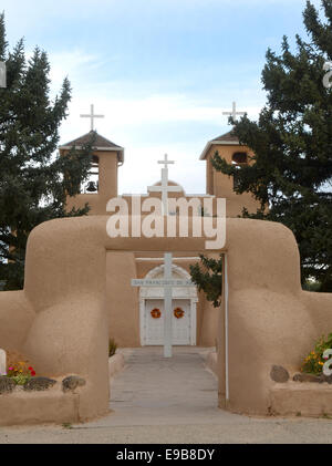 Der Eingang zur Kirche San Francisco de Asis in Taos, New Mexico Stockfoto