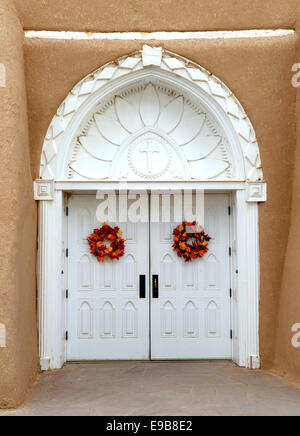 Die weiße Tür zur Kirche San Francisco de Asis in Taos, New Mexico Stockfoto