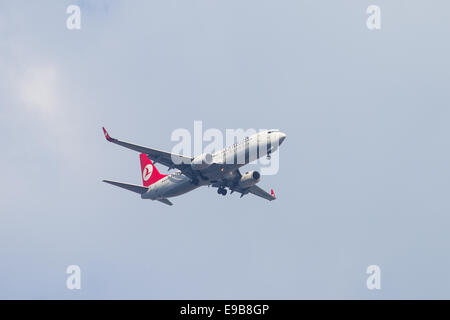 ISTANBUL, Türkei - 13. Juli 2014: Turkish Airlines Boeing 737-800, Sabiha Gökçen Flughafen landen. Turkish Airlines ist die nationale Fahne Auto Stockfoto