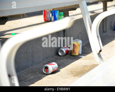 Müll links unter Bänken nach einem Baseballspiel. Stockfoto