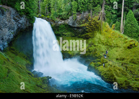 Besucher Fotos "Selfie" Sahalie fällt auf die McKenzie River, Willamette National Forest, Oregon. Stockfoto