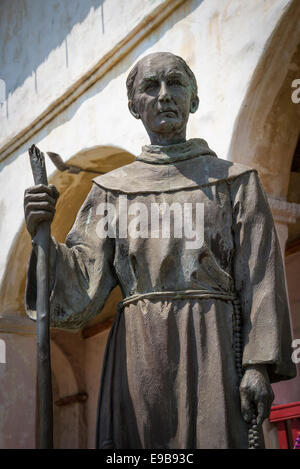 Statue von Pater Junipero Serra im alten Mission Santa Barbara; Santa Barbara, Kalifornien. Stockfoto