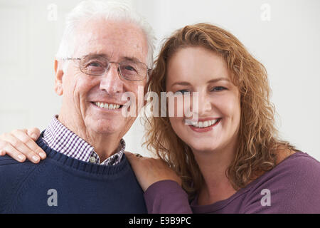 Portrait Of Smiling Senior woman mit erwachsenen Tochter Stockfoto