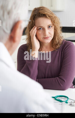 Besorgt Plus Größe Frau treffen mit Arzt für Chirurgie Stockfoto