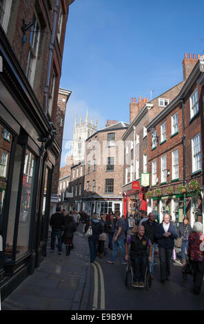 Niedrige Petergate mit dem Münster im Hintergrund York Yorkshire England Stockfoto