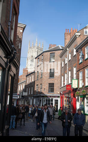 Niedrige Petergate mit dem Münster im Hintergrund York Yorkshire England Stockfoto