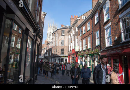 Niedrige Petergate mit dem Münster im Hintergrund York Yorkshire England Stockfoto