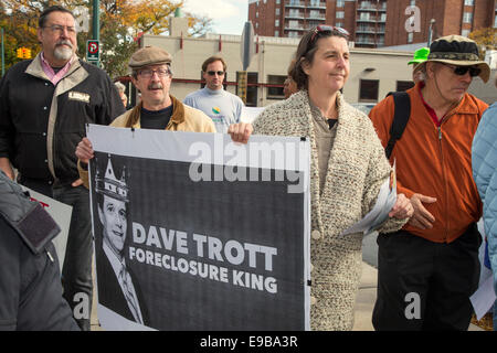 Birmingham, Michigan - Menschen Streikposten das Amt des David Trott, einen prominenten Abschottung-Anwalt, der für den Kongress ausgeführt wird. Stockfoto