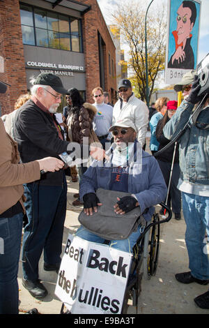 Birmingham, Michigan - Menschen Streikposten das Amt des David Trott, einen prominenten Abschottung-Anwalt, der für den Kongress ausgeführt wird. Stockfoto