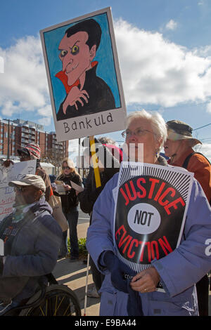 Birmingham, Michigan - Menschen Streikposten das Amt des David Trott, einen prominenten Abschottung-Anwalt, der für den Kongress ausgeführt wird. Stockfoto