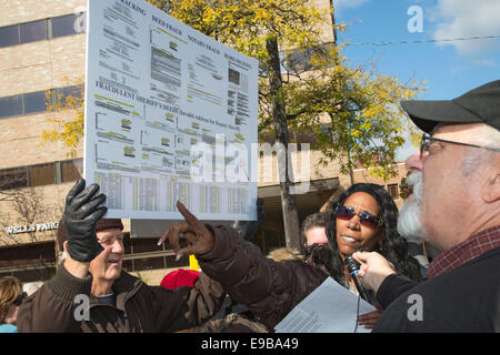 Birmingham, Michigan - Menschen Streikposten das Amt des David Trott, einen prominenten Abschottung-Anwalt, der für den Kongress ausgeführt wird. Stockfoto