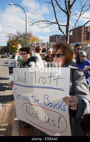 Birmingham, Michigan - Menschen Streikposten das Amt des David Trott, einen prominenten Abschottung-Anwalt, der für den Kongress ausgeführt wird. Stockfoto