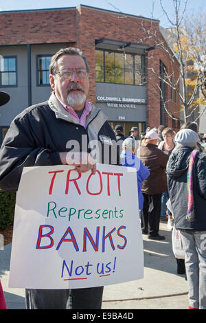 Birmingham, Michigan - Menschen Streikposten das Amt des David Trott, einen prominenten Abschottung-Anwalt, der für den Kongress ausgeführt wird. Stockfoto