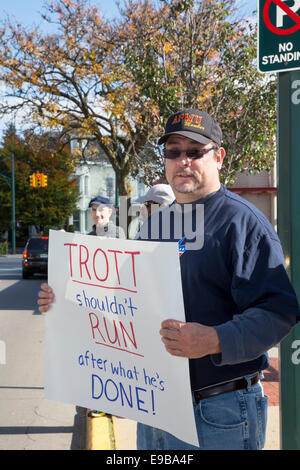 Birmingham, Michigan - Menschen Streikposten das Amt des David Trott, einen prominenten Abschottung-Anwalt, der für den Kongress ausgeführt wird. Stockfoto