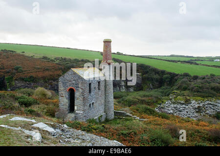 Eine restaurierte Maschinenhaus an der Prince Of Wales Schiefer-Steinbruch in der Nähe von Trebarwith in North Cornwall, Großbritannien Stockfoto