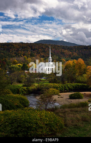 Ort der Sonne auf Stowe Community Church an einem bewölkten Tag mit Farben des Herbstes in Stowe und Waterbury Fluss Vermont USA Stockfoto